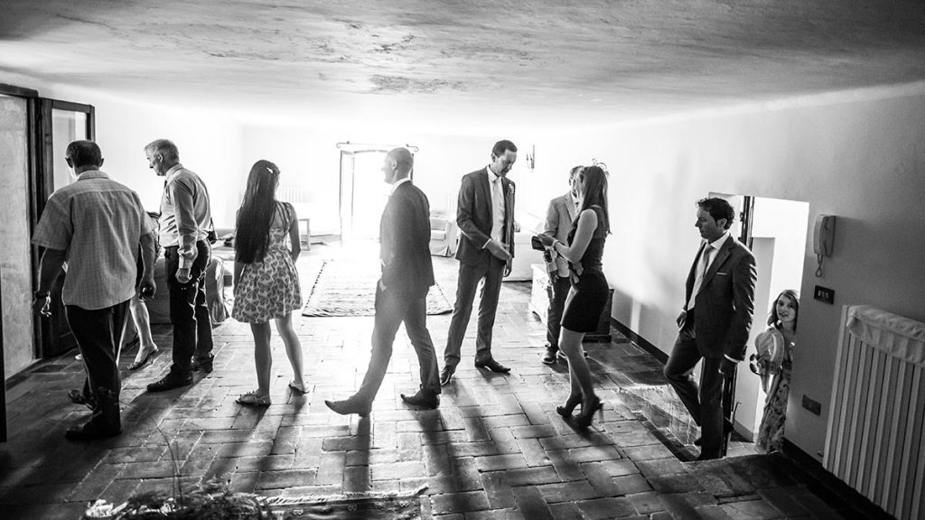 wedding-tabiano-villa-mirabella-guests-comming-ceremony