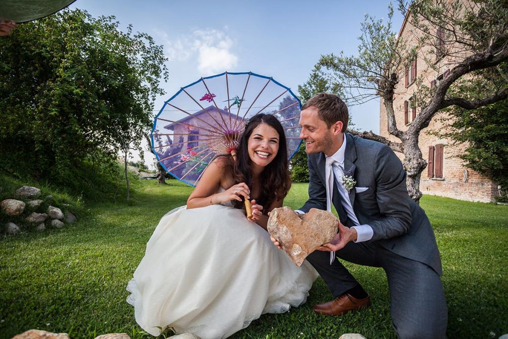 wedding-tabiano-castello-villa-mirabella-bride-groom-rock-heart