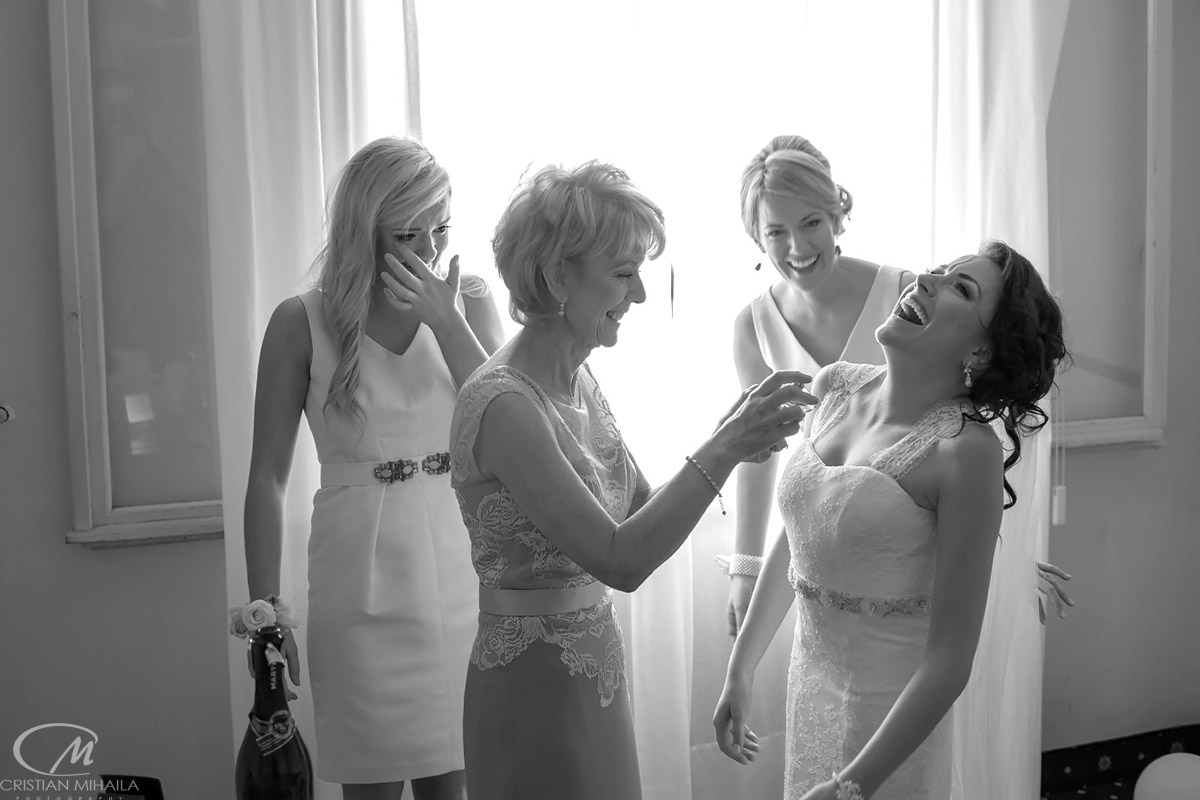 spontaniuos-moment-bride-preparations-sisters-mather