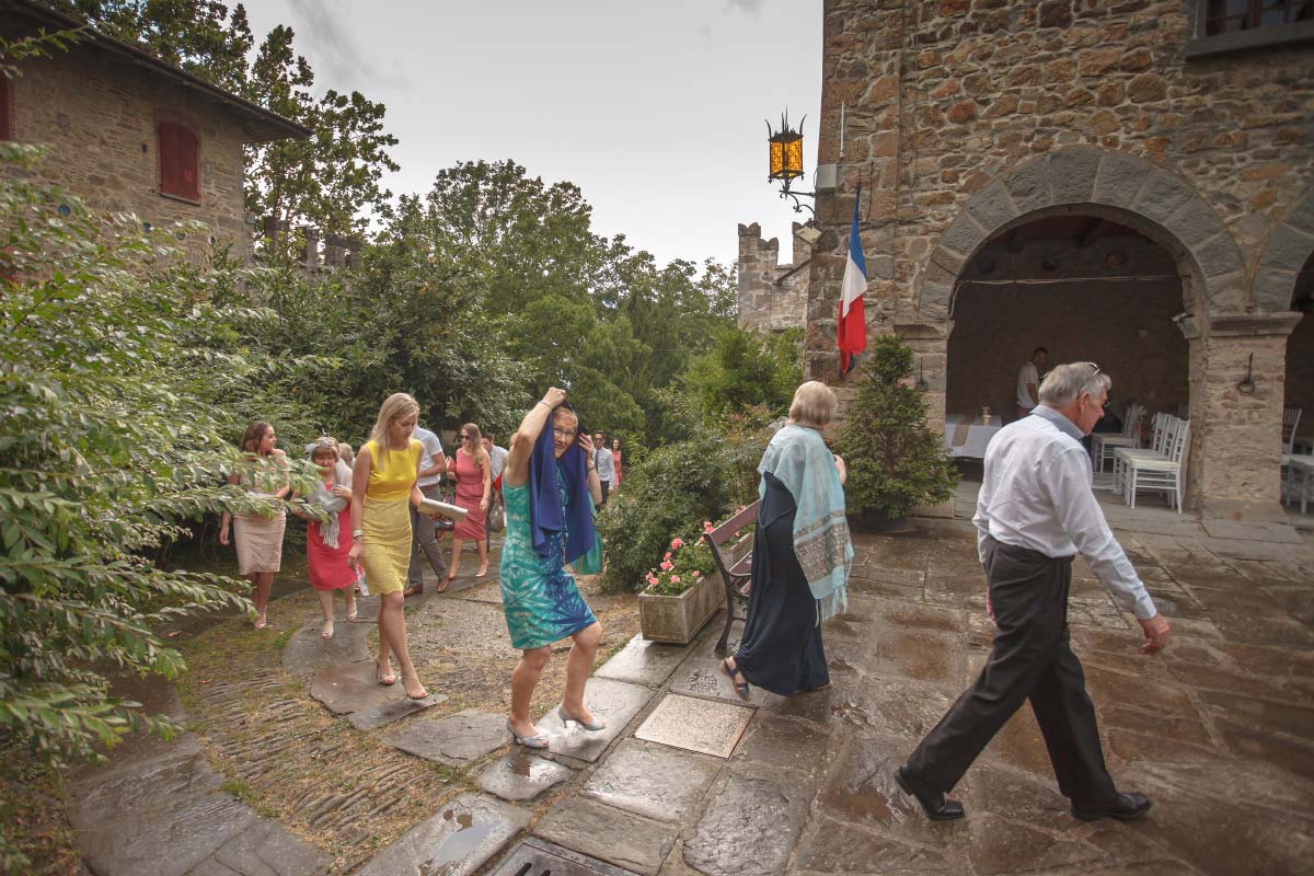 wedding-raining-castello-manservizi