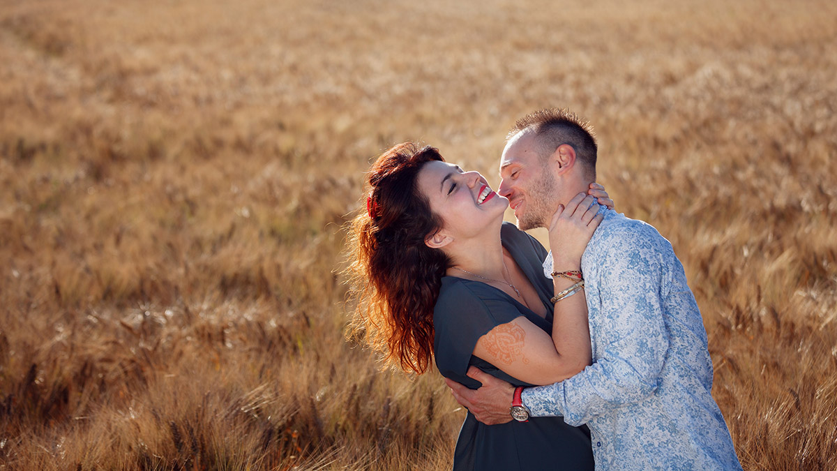 engagement-outdoor-summer-wheat-field-photographer-bologna