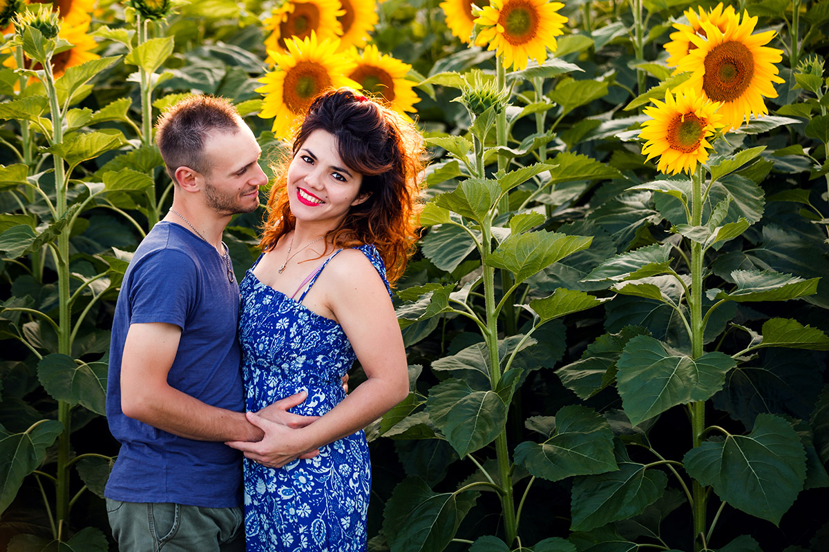 fotografia-matrimonio-originale-imola-estate-engagement-campo-girasole