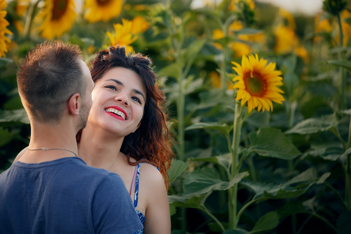fotografo-matrimonio-imola-estate-engagement-campo-girasole