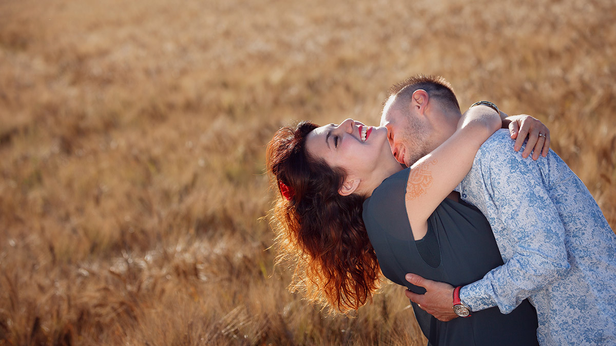 pre-wedding-outdoor-wheat-field-summer-bolonga-photographer