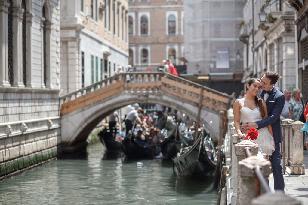 11-photographer-venice-italy-bride-gondola