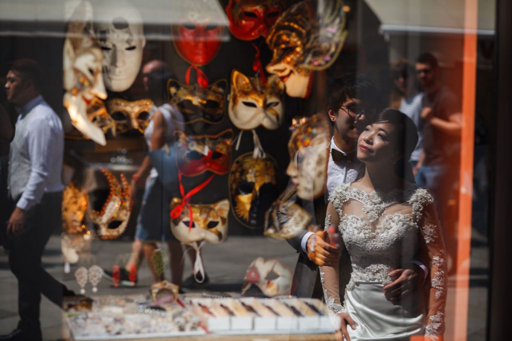 19-photo-session-for-couple-venice-masks
