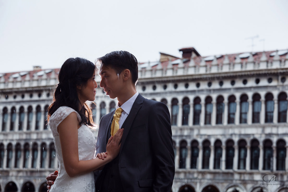 Wedding photo shoot in Venice Italy in a rainy day