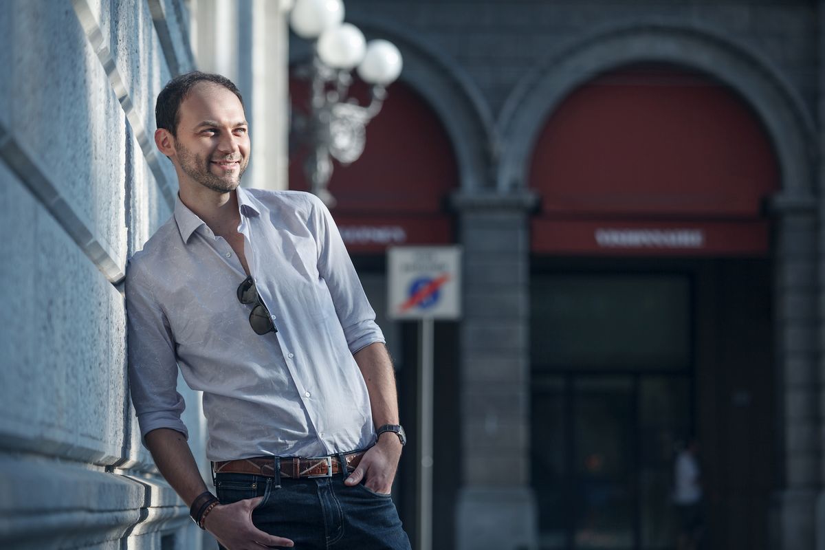 07-man-portrait-engagement-bologna