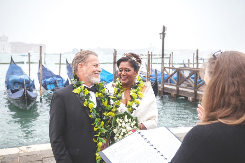 vow-renewal-photo-ideas-symbolic-ceremony-venice-italy