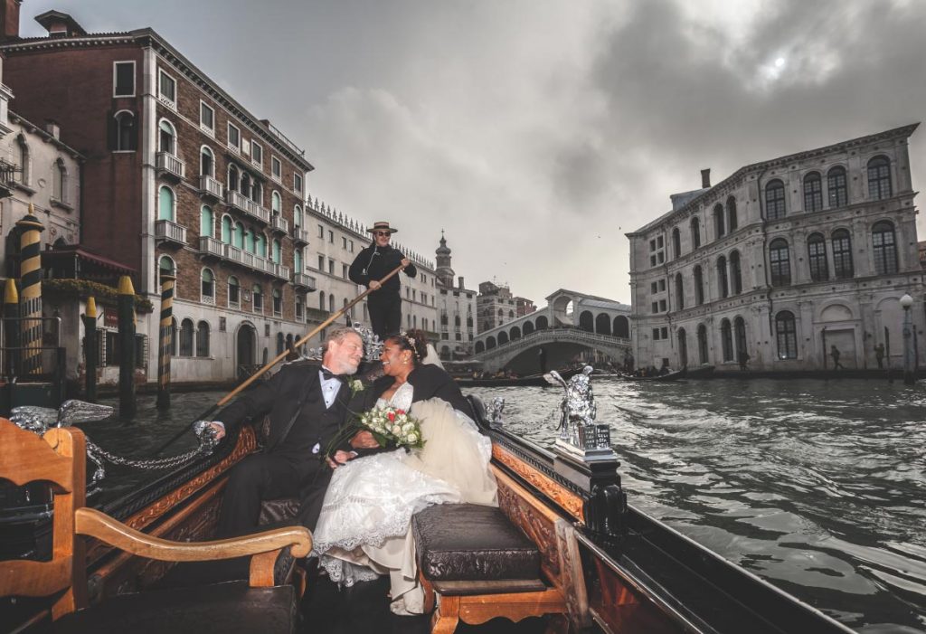 venice realto bridge gondola ride wedding anniversary rainy day photoshoot