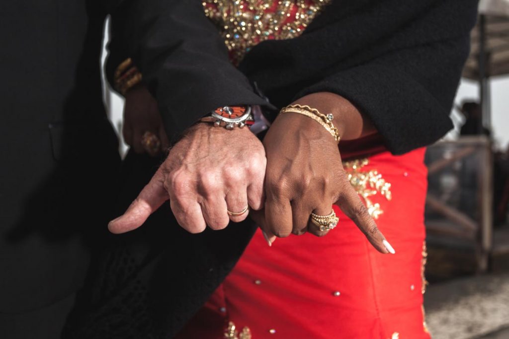 wedding-anniversary-photo-hawaii-symbol