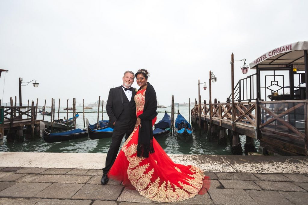 wedding-anniversary-photographer-venice-italy-view-gondola