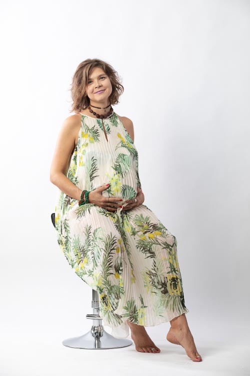 Gravid kvinde poserer i fotostudie fotograferet af en professionel graviditetsfotograf i København