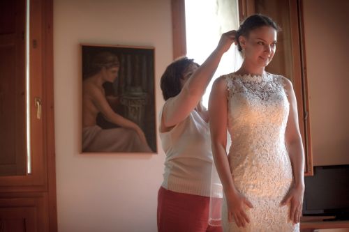bride-prepation-with-mother-fattoria-montechiaro
