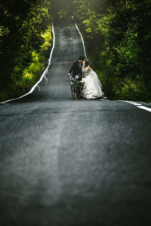 foto-sposi-bici-strada-esterno-bologna