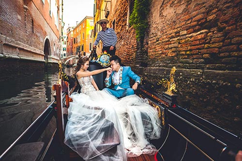 pre-wedding-photo-shoot-venice-goldola-ride