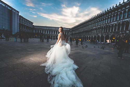 pre-wedding-photoshoot-venice-bride-san-mark-square-bride-portrait-evening