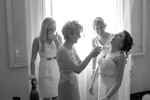spontaniuos-moment-bride-preparations-sisters-mather
