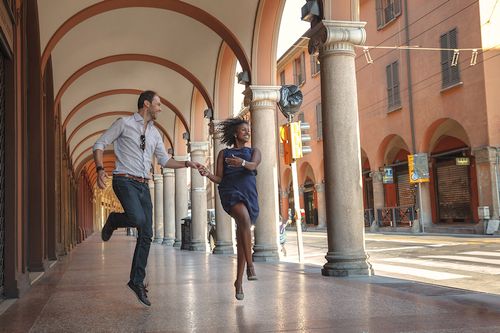 foto-servizio-engagement-dinamico-sotto-portici-bologna